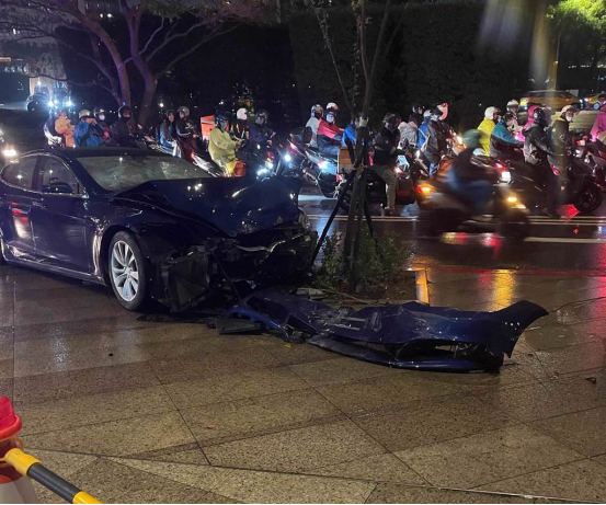 又来！台北一特斯拉Model S“失控暴冲” 造成3人受伤