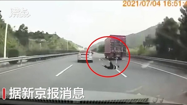 高速行驶中乘客从网约车上坠落